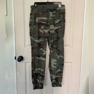 Aritzia TNA camo joggers size small